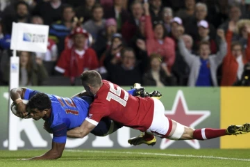 Le centre du XV de France Wesley Fofana inscrit le premier essai du match contre le Canada,, le 1er octobre 2015 à Milton Keynes au nord de Londres