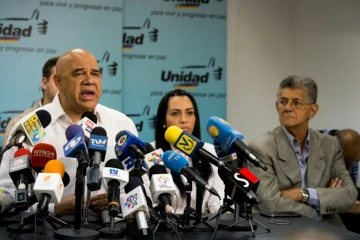 L'opposant vénézuélien  Jesus Torrealba (g), et le président de l'Assemblée nationale  Henry Ramos Allup (d), lors d'une conférence de presse à Caracas, le 5 septembre 2016