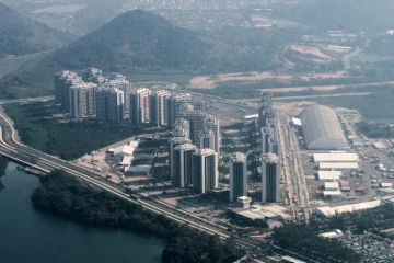 Vue aérienne du Village olympique et Paralympique de Rio de Janeiro, le 26 juillet 2016