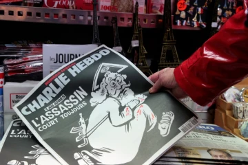 Un numéro de Charlie Hebdo un an après les attaques, dans un kiosque à Paris le 6 janvier 2016