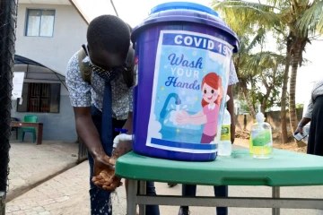Un étudiant se désinfecte les mains avant la reprise des cours  à Magboro (sud-ouest du Nigeria) le 4 août 2020