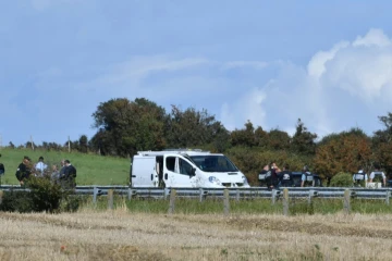 La police et les secours travaillent après l'arrestation d'un suspect sur l'autoroute A16, près de Marquise (Pas-de-Calais), le 9 août 2017, après une attaque contre des militaires à Levallois-Perret (Hauts de Seine)