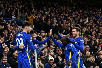Les joueurs de Chelsea célèbrent le but de Christian Pulisic, enlacé par Kai Havertz, également buteur, contre Lille en 8e de finale de la Ligue des champions à Stamford Bridge, le 22 février 2022 