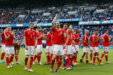 Gareth Bale (c) salue les supporters après la qualification en quarts de finale de l'Euro du Pays de Galles au détriment de l'Irlande du Nord au Parc des Princes, le 25 avril 2016 