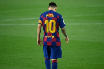 L'attaquant argentin de Barcelone, Lionel Messi, dépité après la défaite de son équipe lors du match de Liga à domicile face à Osasuna, le 16 juillet 2020