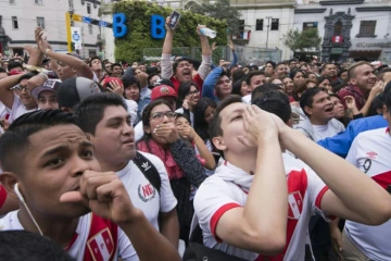 Les supporters péruviens regardent le match contre la France sur un écran géant, le 21 juin 2018 à Lima