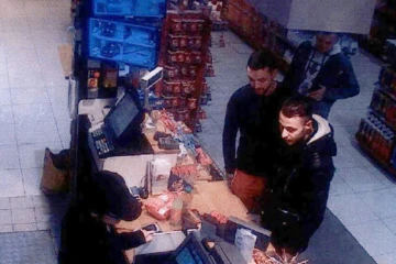 Capture d'écran d'une caméra de surveillance, montrant Salah Abdeslam (d) dans une station service à Ressons, le 11 novembre 2015