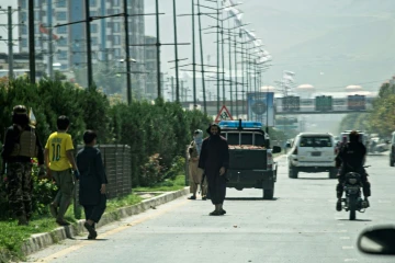Des combattants talibans en position près de l'ambassade de Russie après un attentat à la bombe, le 5 septembre 2022 à Kaboul, en Afghanistan
