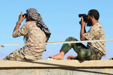 Des soldats libyens loyaux au gouvernement libyen d'union nationale (GNA) observent Syrthe alors qu'ils s'apprêtent à attaquer cette ville tenue par l'EI, le 18 juillet 2016