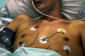 Un patient atteint du Covid-19 admis en soins intensifs à l'hôpital Emilio Ribas de Sao Paulo, au Brésil, le 17 mars 2021