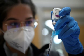 Une infirmière remplit une seringue avec une dose du vaccin du laboratoire AstraZeneca à Vigo en Espagne, le 13 mars 2021