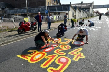 "Arjo 1824" date de création et "2019" inscrit par des employés, à Bessé-sur-Braye dans la Sarthe le 29 mars 2019
