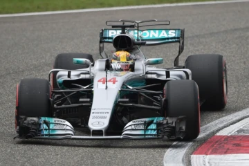 Le Britannique Lewis Hamilton (Mercedes) lors des essais qualificatifs pour le GP de Chine sur le circuit de Shanghai, le 8 avril 2017 