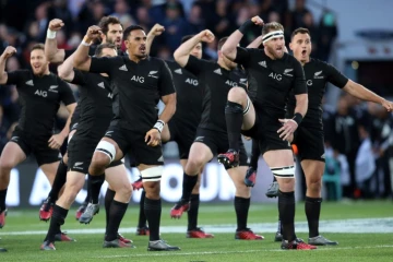 Les All Blacks effectuent le traditionnel haka face aux Australiens en Bledisloe Cup à l'Eden Park, le 22 octobre 2016