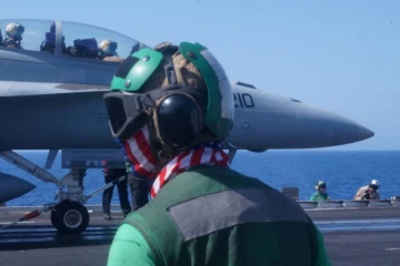 Un chasseur américain s'apprête à décoller du porte-avion USS Harry S. Truman en Méditerranée orientale, le 7 juin 2016