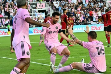 Lionel Messi remercei son passeur Robert Taylor après son deuxième but inscrit pour l'Inter Miami face à Atlanta en Leagues Cup, le 25 juillet 2023 à Fort Lauderdale en Floride