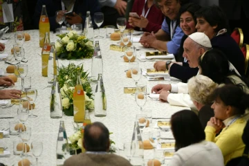 Le pape François lors d'un déjeuner au Vatican avec des exclus, le 19 novembre 2017