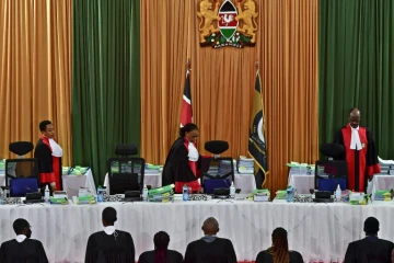 Les juges de la Cour suprême du Kenya s'installent en début d'audience le 1er septembre 2022 dans l'affaire des résultats de la présidentielle
