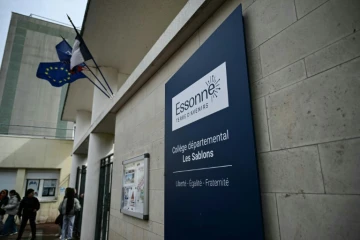 L'entrée du collège Les Sablons à Viry-Châtillon, en Essonne, où était scolarisé un adolescent passé à tabac, qui a succombé à ses blessures le 5 avril 2024