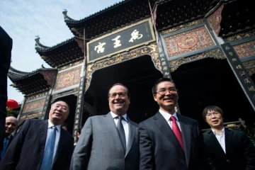 Francois Hollande et le maire de la ville Huang Qifan (G) le 2 novembre 2015 à Chongqing 