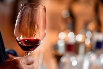 Les Français champions du monde de dégustation de vin à l'aveugle lors d'une compétition, organisée pour la 7ème année consécutive par la Revue des vins de France, dans une salle du célèbre château de Chambord