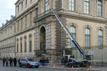 La police française au pied du monte-charge utilisé par les cambrioleurs du musée du Louvre à Paris, le 19 octobre 2025