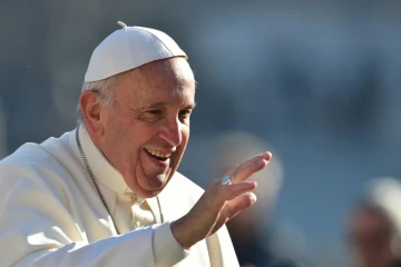 Le pape Françis salue la foule en arrivant à l'audience générale place Saint-Pierre au Vatican le 2 décembre 2015 