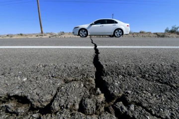 Une route endommagée après un séisme, le 4 juillet 2019 à Ridgecrest, en Californie