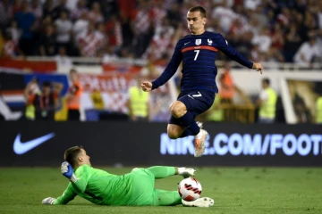 L'attaquant français Antoine Griezmann face au gardien croate Dominik Livakovic lors de la rencontre de Ligue des nations entre la France et la Croatie le 6 juin 2022 à Split