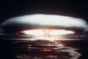 Une photo prise en 1971 montre un essai nucléaire français à Moruroa dans le Pacifique