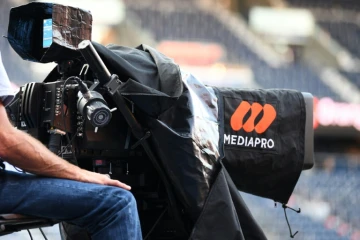 Le logo Mediapro sur une caméra de télévision, en bord de terrain du Parc des Princes, à Paris le 13  Septembre 2020. 