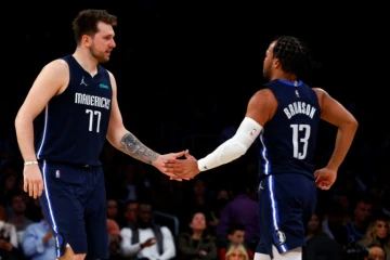 Luka Doncic 77) et Jalen Brunson des Dallas Mavericks contre les Lakers en NBA le 1er mars à Los Angeles