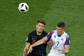 Le défenseur central croate Duje Caleta-Car (g) à la lutte avec le milieu islandais Johann Gudmundsson au Mondial, le 26 juin 2016 à Rostov
