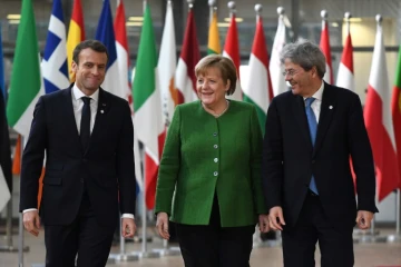 Le président français Emmanuel Macron, la chancelière allemande Angela Merkel et le Premier ministre italien Paolo Gentiloni arrivent au sommet informel des 27, le 23 février 2018 à Bruxelles