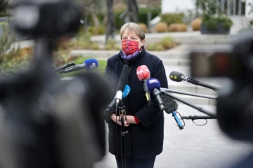 La maire de Bagneux, Marie-Hélène Amiable devant la mairie de Bagneux dans les Hauts-de-Seine le 8 janvier 2021