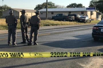 Des policiers américains bloquent une route près du lieu d'une attaque à l'arme à feu, dans une église texane, à Sutherland Springs, le 5 novembre 2017