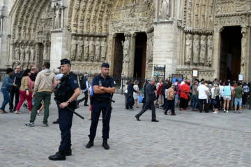 Des policiers devant la cathédrale Notre-Dame le 26 juillet 2016 à Paris