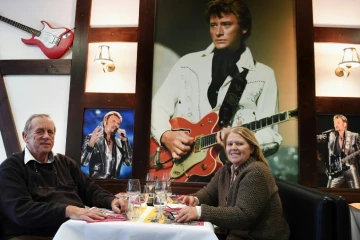 Lucien Rees et sa femme Germaine posent dans leur restaurant la "Table de Johnny" à Sélestat, le 13 février 2018
