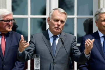 Le ministre français des affaires étrangères Jean-Marc Ayrault (c) s'adresse à la presse entouré de son homologue allemand Frank-Walter Steinmeier (g) et belge Didier Reynders, lors d'une conférence de presse à Berlin, le 25 juin 2016