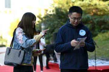 Des célibataires participent à une  rencontre organisée par le Parti communiste chinois, le 17 octobre 2021 à Jinan