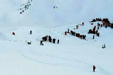 Des équipes de secouristes après une avalanche aux Deux Alpes le 13 janvier 2016 