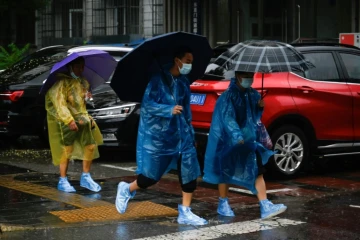 À l'abri de la pluie à Pékin le 31 juillet 2023.