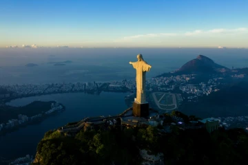 La statue du Christ rédempteur qui domine Rio de Janeiro, le 24 mars 2021 au Brésil 