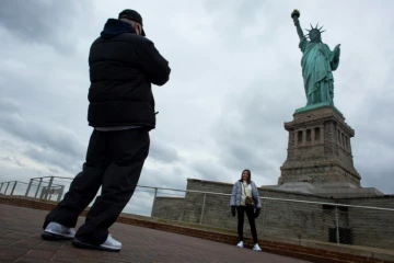 Des visiteurs à la statue de la Liberté, à New York, lundi
