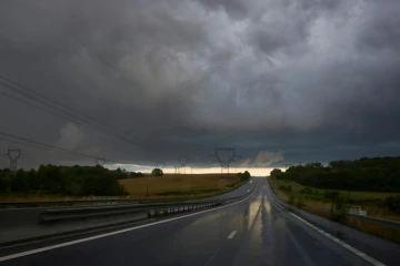 Huit départements du sud de la France restent placés mercredi matin en vigilance orange pluie-inondations ou canicule par Météo-France