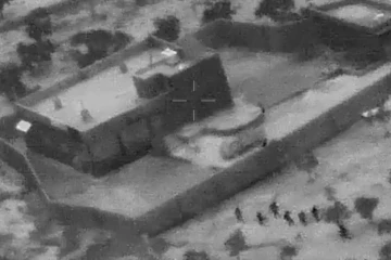 Cette photo est tirée d'une vidéo publiée par le Pentagone montrant les forces spéciales américaines approchant d'un complexe en Syrie où se cachait le chef du groupe Etat islamique Abou Bakr al-Baghdadi.