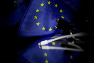 La Commission européenne veut imposer un chargeur universel pour téléphones mobiles et autres petits appareils électroniques, au nom des droits des consommateurs et de l'environnement, selon un projet de réglementation dévoilé jeudi qui suscite l'opposition du géant américain Apple.