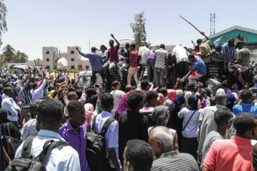 Des manfiestants soudanais devant le QG de l'armée à Khartoum, le 8 avril 2019