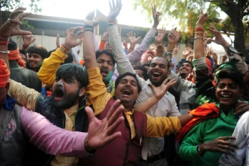 Des partisans Bharatiya Janata Party (BJP) manifestent leur joie à l'annonce des résultats des élections le 11 mars 2017 à Lucknow en Inde