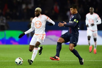 Thiago Silva (d), capitaine et défenseur du Paris SG, face à Arnold Makengo, défenseur de Lorient, au Parc des Princes, le 21 décembre 2016